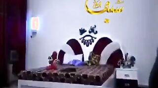 الواد واخد حبيبته اوضه النوم وهو بيحضنها من ورا  سكس كلاب  وهي واقفه مدياله ضهرها وبيقلعها هدومها كلها وبياخدها للسرير مدخل زوبرهفي كسها وبينيم فيها