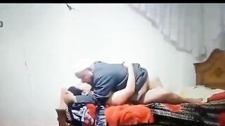 الراجل الصعيدي المتناك سكس كلاب  زوبره بياكله علي بنته بيدخل عليها وبيطلع زوبره من الجلابيه وبيدخله في كسها ونايم عليها اوي بينيك فيها