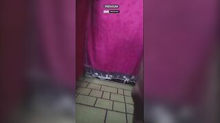 الفاجر لابسه الانجري الاحمر الالندر والستيان ونازله سكس مصري راكعه تحت عشيقها بتمسك في زوبره الكبير بيديها وتلعب فيه اوي وبتنكته في بوقها تدخله وبتطلعه وتمص فيه
