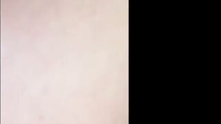 الشرموطه ام بزاز كبيره مطلعه  سكس مصري صدرها لبره وبتف عليهم وتلحس الميه ال تفتها من علبي بزازها وتشد في حلمتها