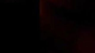الاتنين العشاق عالسرير بيحضنها من ورا في  سكس مصري ضهرها وبيلعب في كسها بيديه وايده التانيه ماسكه في بزها وبيشدها منه