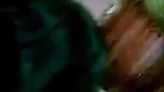 اللبوه التخينه قالعه ملط ونايمه عالسرير فاشخه  سكس مصري رجليها لجوزها المتناك وبيدخل زوبره في كسها براحه اوي وبينيك