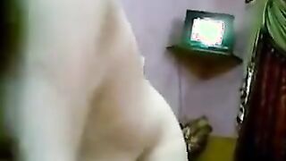 اللبوه التخينه قالعه ملط ونايمه عالسرير فاشخه  سكس مصري رجليها لجوزها المتناك وبيدخل زوبره في كسها براحه اوي وبينيك