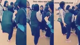 شله البنات الشراميط فيلم سكس   واقفين سوا مع بعض وميلين علي بعض وشغالين يبعبصو يبعض في طيازهم والبنت بتبعبص صاحبتها في طيزها من ورا من غير متاخد بالها