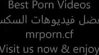 الشرموطه لابسه بلوزه سوده من فوق وفتحاها مطلعه بزازها من البلوزه  فيلم سكس  لبره ولابسه الشراب لركبتها ومن غير اندر فاتحه رجليها وبتدخل صباعها في كسها كله وبتطلعه تمصه في بوقها