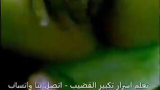 البنت المتناكه فاتحه خرم طيزها بيديها  فيلم سكس  ونيمه علي جنبها وعشيقها الفحل ماسك زوبره بيزفلته وبيبله بالزيت وبيدخله في خرم طيزها الضيق براحه