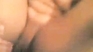 الشرموطه نيمه علي بطنها وفارده رجليها للخول صاحبها ومدخل  فيلم سكس  زوبره الكبير في كسها وشغال يدخل ويطلع فيه اوي