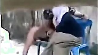 الواد في الشارع قاعد عالكرسي والحته بتاعته جنبه مش قادر يمسك نفسه بياحضنها اوي هي  فيلم سكس  وجنبه ومكتف يديها في ايده وبيحسس علي كسها هو بيبوس فيها