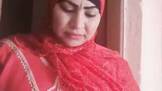 الواد الحيحان داخل علي امه اوضتها بياخدها في حضنه اوي ويحضن في صدرها الكبير وبيحسس فيها وبينام عليها  فيلم سكس  هي وعالسرير هيجان علي امه عايز يركبها