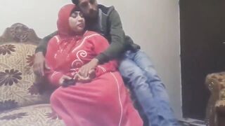 الواد الحيحان داخل علي امه اوضتها بياخدها في حضنه اوي ويحضن في صدرها الكبير وبيحسس فيها وبينام عليها  فيلم سكس  هي وعالسرير هيجان علي امه عايز يركبها