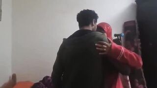 الواد الحيحان داخل علي امه اوضتها بياخدها في حضنه اوي ويحضن في صدرها الكبير وبيحسس فيها وبينام عليها  فيلم سكس  هي وعالسرير هيجان علي امه عايز يركبها