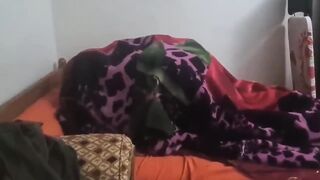 الواد الحيحان داخل علي امه اوضتها بياخدها في حضنه اوي ويحضن في صدرها الكبير وبيحسس فيها وبينام عليها  فيلم سكس  هي وعالسرير هيجان علي امه عايز يركبها