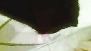 الشرموطه مع حبيبها عالسرير موقع سكس  واحد وقالعين هدومهم ومنسجمين اوي بتمسك في زوبره كله بتدخله في بوقه وتمص فيه اوي