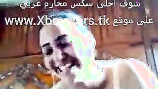 البنت المتناكه بتحب سكس المحارم اوي قاعهد تحت زوبر  موقع سكس اخوها المتناك وبتمص في زوبره كله بتدخله في بوقها وتطلعه وحولين زوبره الشعر بتشده منه