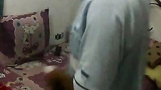 الراجل مستني صاحبته عالسرير موقع سكس  بتاعه واول متجي بياخدها في حضنه اوي وبيبوص فيها في كل حته في جسمها وبزازها
