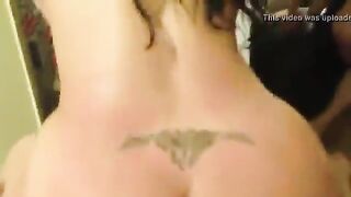 المتناكه قاعده عالكرسي مفلقسه طيزها في الصاله والفحل بتاعها  موقع سكس وراها ماسك طيازها الاتنين ومدخل زوبره في كسها وبينيك فيها بشده