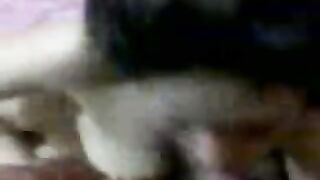 الشرموطه نيمه عالسرير علي جنبها عريانه وبتلعب في كسها بيديها وتدخل صباعها الكبير في طيزها من ورا وتشم فيه  موقع سكس وبتهيجلغايه متنزل لبنها علي يديها وتزفلط بيه كسها وخرم طيزها