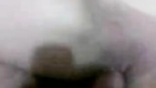 الشرموطه نيمه عالسرير علي جنبها عريانه وبتلعب في كسها بيديها وتدخل صباعها الكبير في طيزها من ورا وتشم فيه  موقع سكس وبتهيجلغايه متنزل لبنها علي يديها وتزفلط بيه كسها وخرم طيزها