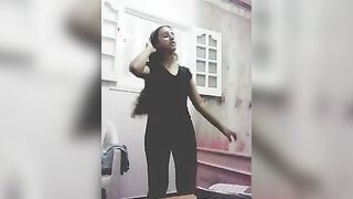 الشرموطه بالبيجامه السوده لابساها وواقفه في اوضه النوم بترقص وتتلوي موقع سكس  في نفسها لغايه متتعب وجسمها يسخن وبتقعد تضرب سبعه ونص