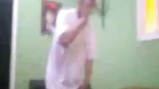 المتناك داخل اوضه النوم بيرقص مبسوط في ايده السيجاره وبينفخ  موقع سكس في وش مراته اللبوه وبيرقص معاها وبيحضنها اوي في صدره