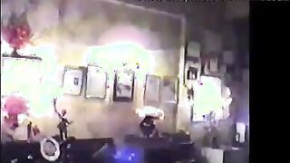 الراجل بياخد حبيبته في الفيلا بتاعته وماسكها في الريسيبشن منتديات سكس   وهو عريان ملط بيقعد عالكرسي وهي تحته بتمص في زوبره اوي وبينام معاها عالارض