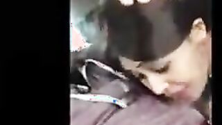 الراجل بياخد حبيبته في الفيلا بتاعته وماسكها في الريسيبشن منتديات سكس   وهو عريان ملط بيقعد عالكرسي وهي تحته بتمص في زوبره اوي وبينام معاها عالارض