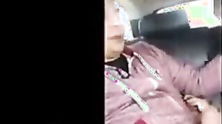 الراجل بياخد حبيبته في الفيلا بتاعته وماسكها في الريسيبشن منتديات سكس   وهو عريان ملط بيقعد عالكرسي وهي تحته بتمص في زوبره اوي وبينام معاها عالارض