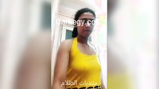 البنت المتناكه بتلعب في بزازها الاتنين بعد متقلع هدومها وبتجيب المشبك الغسيل منتديات سكس   بتحط واحد في بزها اليمين والتان في بزها الشمال