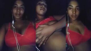 البنت قاعده في الضلمه في الاوضه بتاعتها ومنوره كشاف التلفون وهي بتكلم خطيبها  منتديات سكس  وحاطه السماعه في ودانها وبتنام معاه