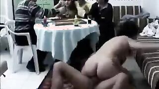 الراجل واقف عالارض من غير لبس خالص xnxx xxnxx مصري  والمتناكه بتاعته راكعه تحت رجله ماسكه زوبره بيديها وتدخله في بوقها وبتمص فيه اوي