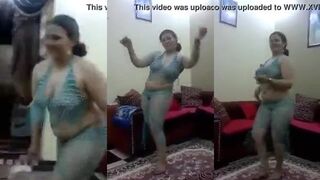 الشرموطه التخينه لابسه بدله الرقص قطعتين وفي xnxx xxnxx مصري  الصاله واقفه بترقص وتهز في طيازها اوي وبزازها بيطلعو لبره من شدره الحركه والرعش