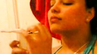 البنت الفاجره ماسكه سيجاره الحشيش وبتشربها  xnxx xxnxx مصري مع المتناك بتاعها وهي مسطوله اوي ومتكيفه معاه وهو بيتفرج عليها ومبسوط
