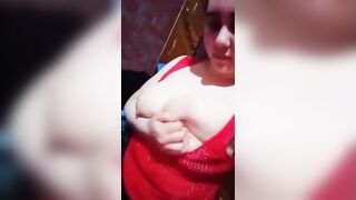 البنت صاحبتها بتلعبلها في بزازها وتخليها تسخن اوي وبتقولها اخويا عايز يدوقك هيتجنن من xnxx xxnxx مصري  وقت مشافك وبيخش عليهم وبيحسس علي بزازها هو مكان اخته ويداعب فيها