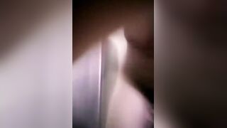 البنت في الحمام بتقلع هدومها وبيدخل عليها اخوها الديوث يزنقها عالحيط xnxx xxnxx مصري  وهي بتقوله اطلع مش هينفع وبيحك زوبره في طيزها من ورا بعد مطلعه