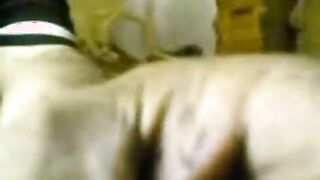 الراجل في شقته المهجوره واخد السشرموطه بتاعته وقاعد  سكس تويتر عالارض وهي واقفه بتقلع عبايتها وتنام فوقيه وبتبوس اوي وتحضن فيه وزوبره في يديها بتلعب بيه