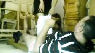 الراجل في شقته المهجوره واخد السشرموطه بتاعته وقاعد  سكس تويتر عالارض وهي واقفه بتقلع عبايتها وتنام فوقيه وبتبوس اوي وتحضن فيه وزوبره في يديها بتلعب بيه