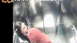 البنت الفاجره ماسكه علبه البلاستيك وبتلعب سكس تويتر  فيها بكسها وشغاله بعبصه اوي فيه وهي سوخنه عالاخر وعايزه تنزل لبنها
