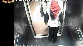البنت الفاجره ماسكه علبه البلاستيك وبتلعب سكس تويتر  فيها بكسها وشغاله بعبصه اوي فيه وهي سوخنه عالاخر وعايزه تنزل لبنها