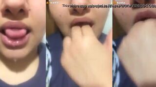 الشرموطه بتطلع لسانها اوي لبره وكله مبلول سكس تويتر  ميه من بوقها وبتريل وبتمسك صباعها تلحس فيه اوي وتمصه كانه زوبر قدامها