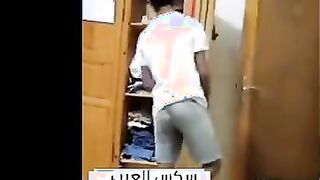 الواد الصغير بيستنا بنت خالته في اوضته تجيله من غير  سكس تويتر ماحد ياخد باله وبتدخل عليه بيفضل يبوسها اوي في بوقها وبيحضنها جامد