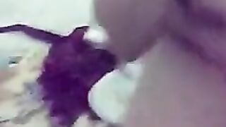 البنت بتقع عبايتها السوده وبتفرجك علي سكس تويتر  كسها الصغنن والجميل وبزازها الحلوه بتلعب فيه وهي واقفه بتهز فيهم اوي
