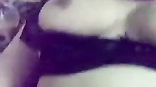 البنت بتقع عبايتها السوده وبتفرجك علي سكس تويتر  كسها الصغنن والجميل وبزازها الحلوه بتلعب فيه وهي واقفه بتهز فيهم اوي