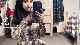 البنت المتناكه قاعده بتصور نفسها كل شويه بقميص ومعلقه حلق في بطنها  سكس تويتر وبتتنطط اوي لفوق ولتحت وهي سخنه اوي وراسمه التاوتوه علي بطنها
