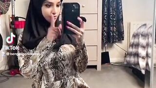 البنت المتناكه قاعده بتصور نفسها كل شويه بقميص ومعلقه حلق في بطنها  سكس تويتر وبتتنطط اوي لفوق ولتحت وهي سخنه اوي وراسمه التاوتوه علي بطنها