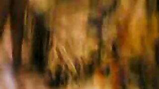 الراجل بيجري في الشقه ورا الخدامه بتاعته وهي بتهرب منه مش عايزه تتناك منه تعبت من الصبح سكس تويتر  مفرهت جسمها نيك وبيوقعها عالارض في الصاله وبينام فوقيها وبينيك فيها اوي