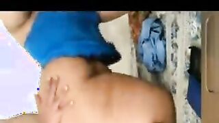 الراجل مفلقس طيز مراته عالسرير سكس مصري جامد  وبيدخل زوبره في كسها وهو ماسك في طيازها بيديه الاتنين وبينيك فيها وهي بتبكي كفااايه نيك مش قادره