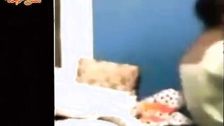 الراجل الخول بيشد في البنت سكس مصري جامد  ال معاه اوي وبينومها عالسرير غصب عنها بيزوقها علي بطنها وبيركب كسها اوي وهو مكتفها بيديه