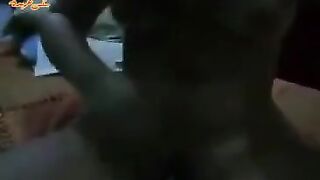 البنت المتناكه بعد مقلعت القميص الاحمر سكس مصري جامد  بتاعها لفت وشها عالحيط وبتفلقس لنفسها وبتلعب في كسها من ورا وهي مولعه نيك
