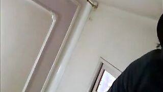 الخدامه المنحرفه واقفه بتنضف الصاله  سكس مصري جامد وبتغري البيه بتاعها بجسمها وتغمزله بعنيها وبياخدها لجوه الاوضه بترضع له في زوبره