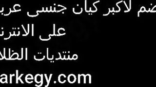 الراجل نايم علي ضهره عالسرير من  سكس مصري جامد غير اللبس بتاعه وطالعه فوق منه حبيبته ومدياله ضهرها وبتدخل زوبره وبتتناك منه في كسها